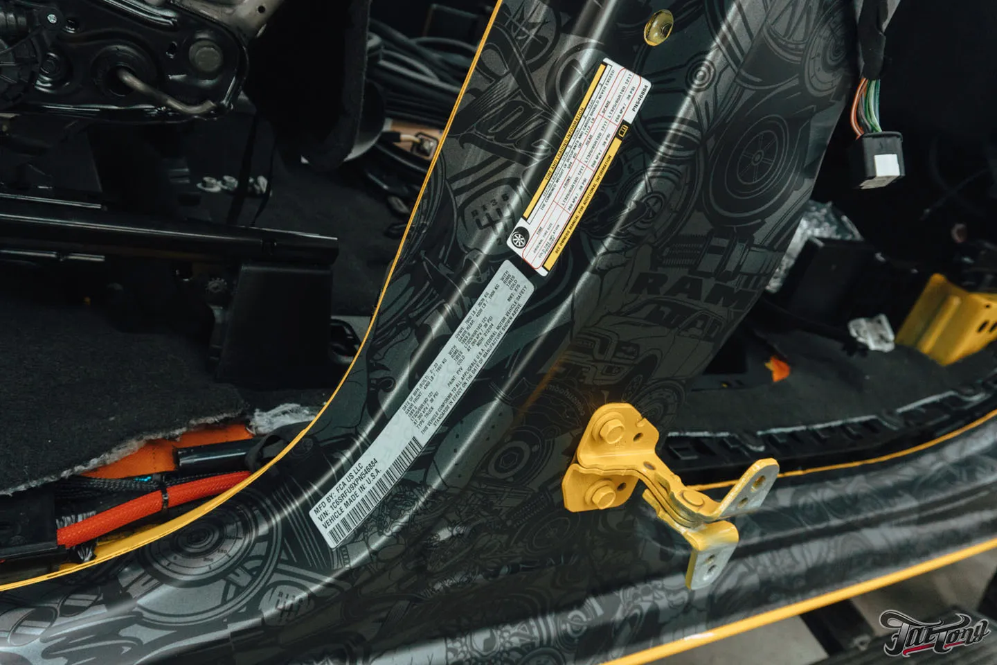 Что мы сделали с RAM TRX Hennessey Mammoth 1000?! Часть 1: автомобиль до начала работ, оклейка винилом и полиуретаном, татуировки в проемах